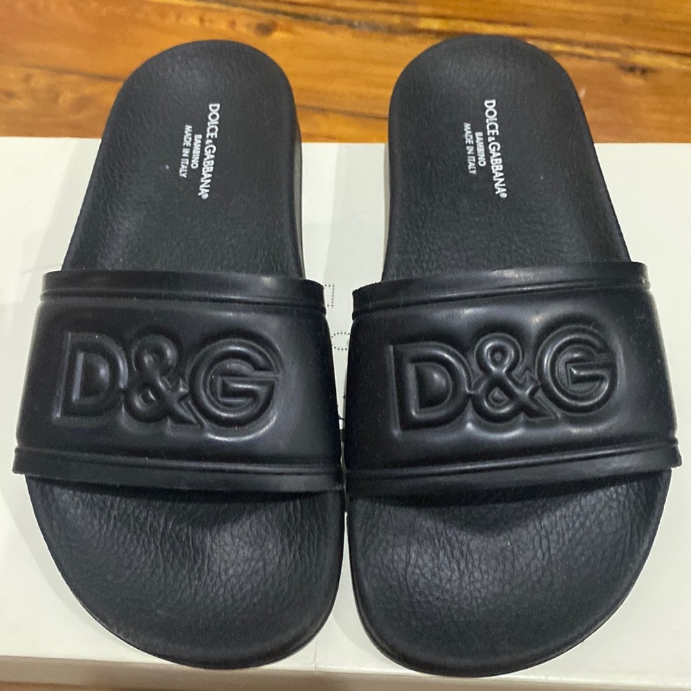 100% Authentic Dolce & Gabbana little girl size 33/34 (2) slides
